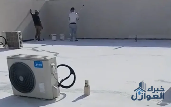 فريق العمل أثناء تنفيذ طبقة العزل على سطح مبنى