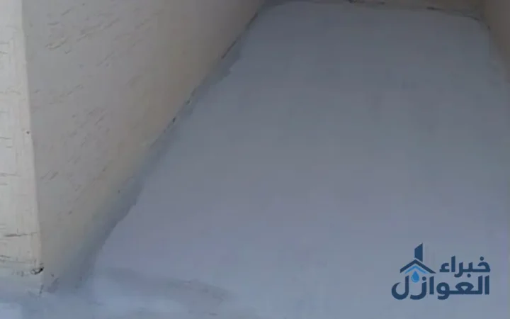 عزل مائي لزاوية اتصال أرضية السطح بالجدار