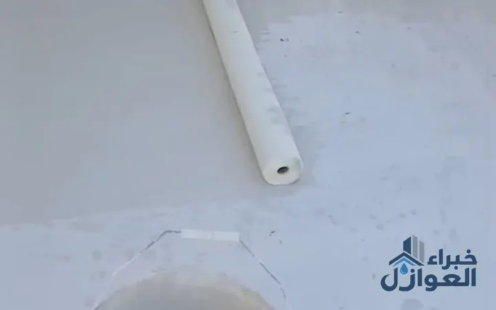رول مادة تقوية على أرضية سطح قبل تغطيتها بطبقة العزل
