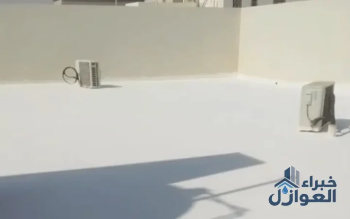 سطح مبنى مع وحدات تكييف بعد الانتهاء من العزل