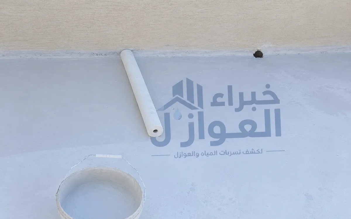 رول تقوية وعبوة مادة العزل على أرضية سطح